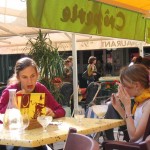 Les filles à la terrasse
