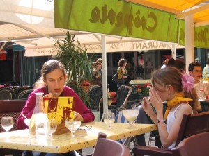 Les filles à la terrasse Les filles à la terrasse