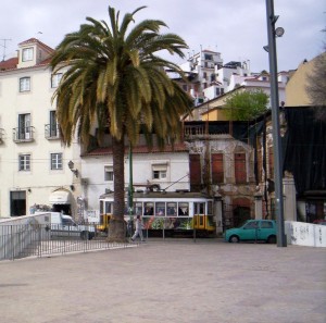 Un tram devant un belvédère Un tram devant un belvédère
